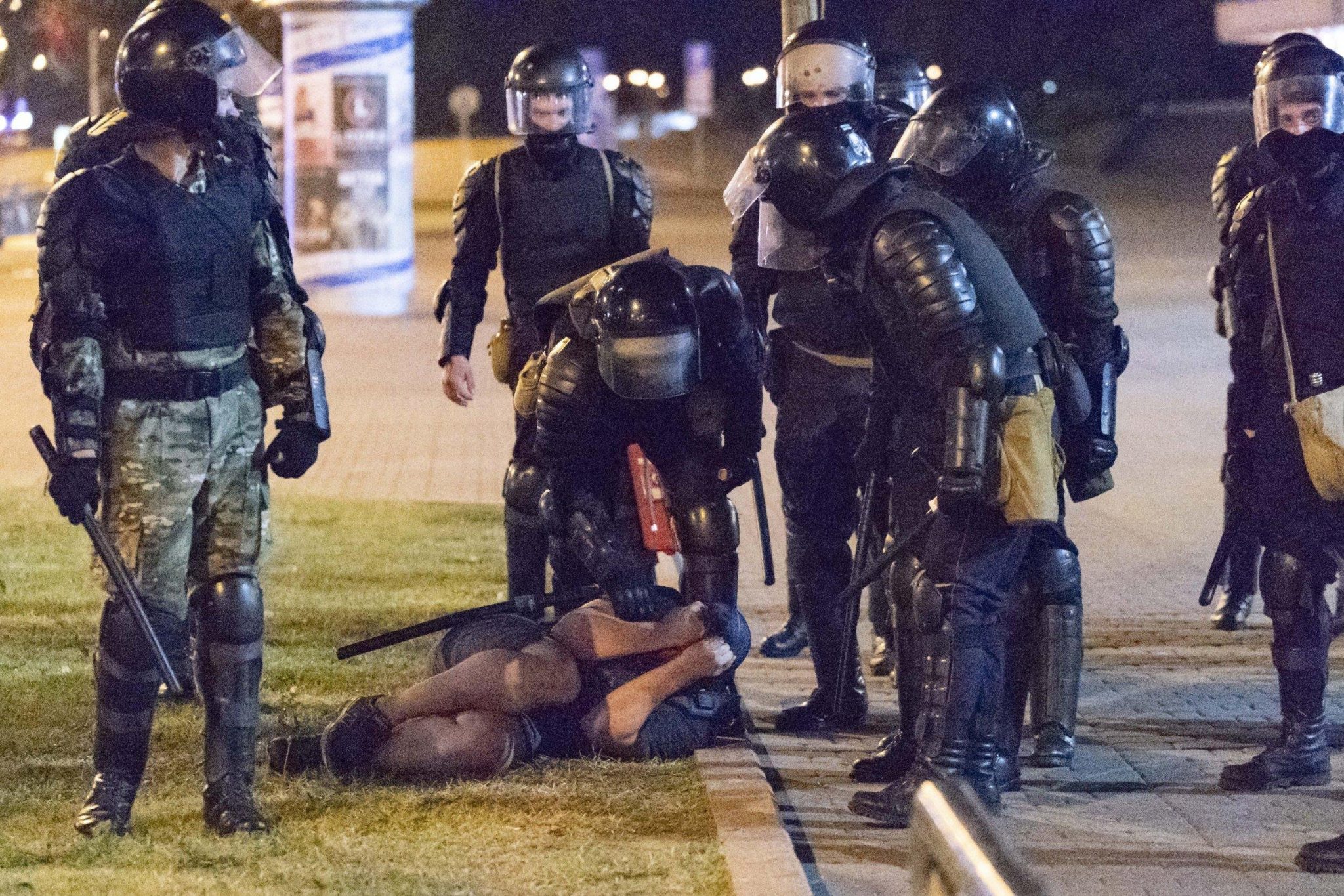 Немецкая полиция стреляет из водометов по протестующим и арестовывает сотни людей